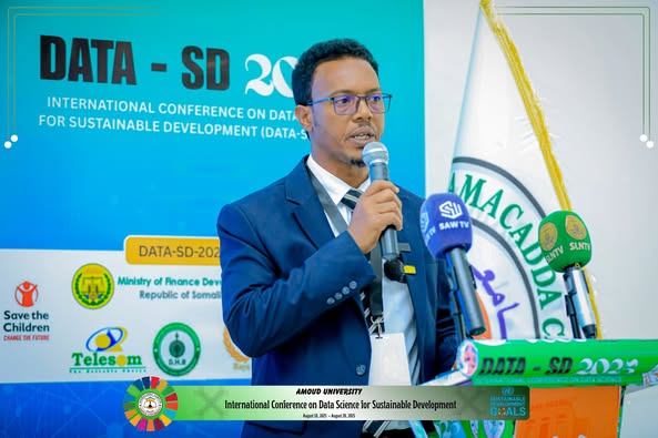 𝗗𝗿. 𝗙𝘂𝗮𝗱 𝗔𝗯𝗱𝗶 𝗢𝗯𝘀𝗶𝘆𝗲 𝗹𝗲𝗱 𝗮 𝗱𝗲𝗹𝗲𝗴𝗮𝘁𝗶𝗼𝗻 𝗿𝗲𝗽𝗿𝗲𝘀𝗲𝗻𝘁𝗶𝗻𝗴 𝘁𝗵𝗲 𝗨𝗻𝗶𝘃𝗲𝗿𝘀𝗶𝘁𝘆 𝗼𝗳 𝗛𝗮𝗿𝗴𝗲𝗶𝘀𝗮 𝗮𝘁 𝘁𝗵𝗲 𝗜𝗻𝘁𝗲𝗿𝗻𝗮𝘁𝗶𝗼𝗻𝗮𝗹 𝗖𝗼𝗻𝗳𝗲𝗿𝗲𝗻𝗰𝗲 𝗼𝗻 𝗗𝗮𝘁𝗮 𝗦𝗰𝗶𝗲𝗻𝗰𝗲 𝗳𝗼𝗿 𝗦𝘂𝘀𝘁𝗮𝗶𝗻𝗮𝗯𝗹𝗲 𝗗𝗲𝘃𝗲𝗹𝗼𝗽𝗺𝗲𝗻𝘁, 𝗵𝗼𝘀𝘁𝗲𝗱 𝗯𝘆 𝗔𝗺𝗼𝘂𝗱 𝗨𝗻𝗶𝘃𝗲𝗿𝘀𝗶𝘁𝘆.